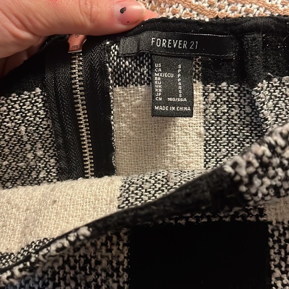 Forever 21 checkered skirt 🖤✨ - Picture 2 of 3